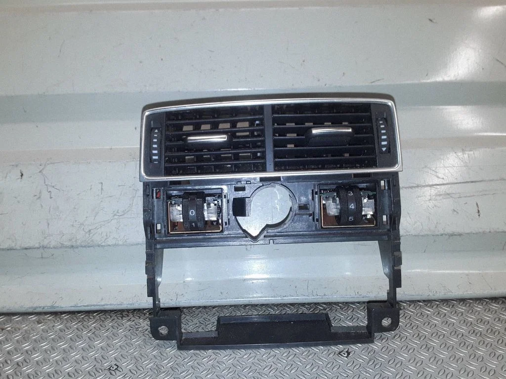 Rear air vent grill 4E0819203A