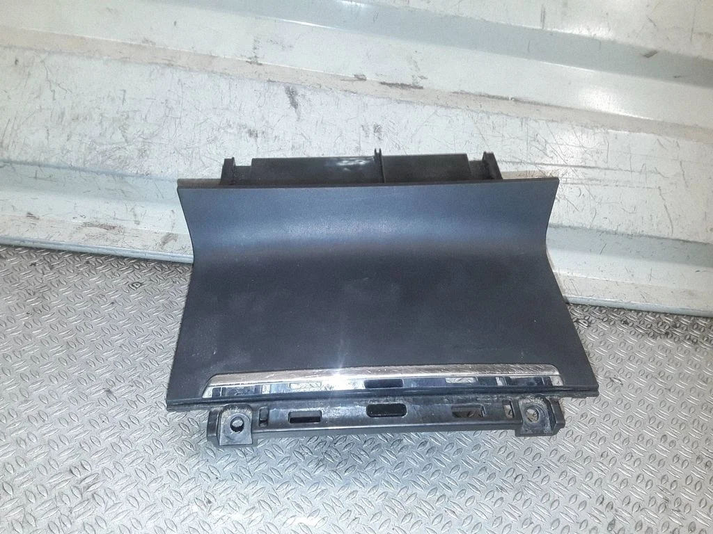 Ashtray (front) 3T0857962B