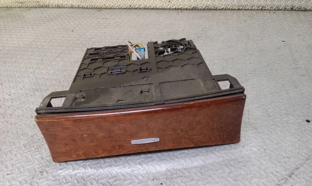 Ashtray (front) A1648100130