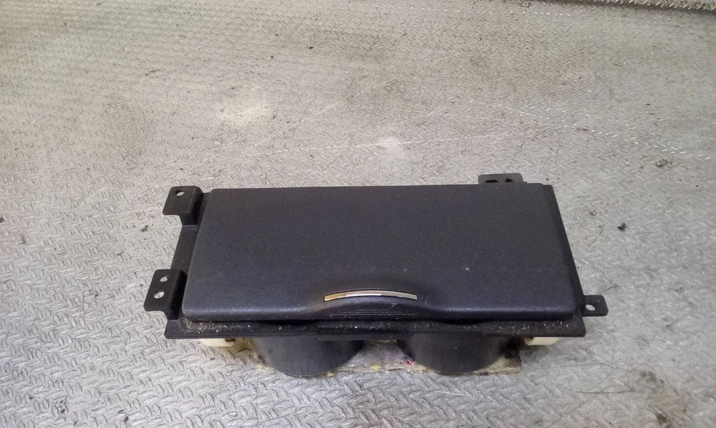 Cup holder front