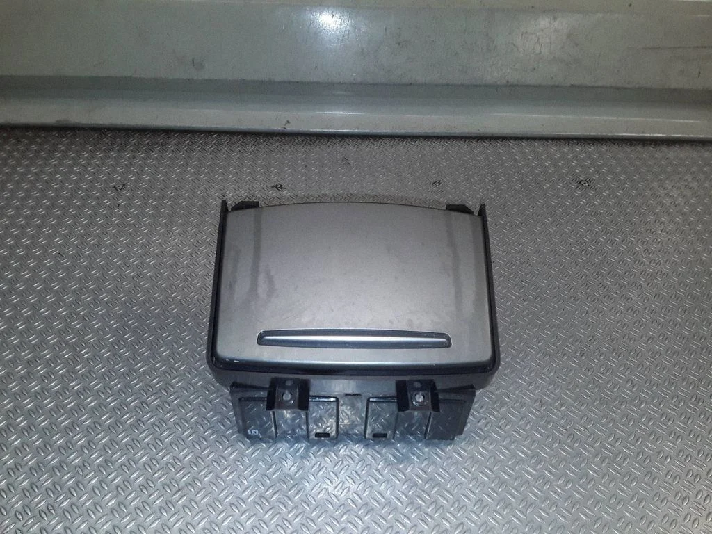 Cup holder front 4F1862533C