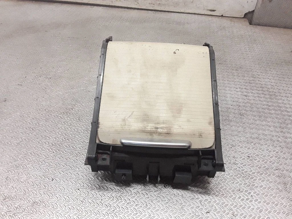 Cup holder front 39997587