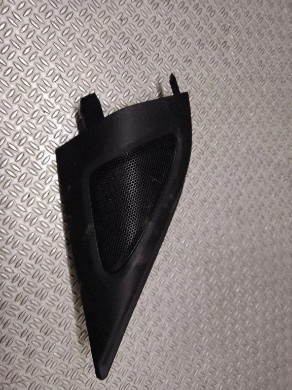 Front door speaker cover trim – Mitsubishi Outlander (2001-2007)