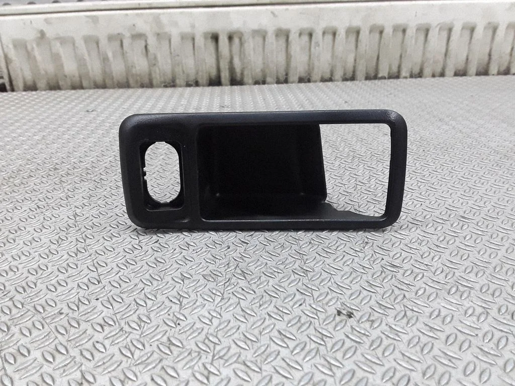 Front door window switch trim – Ford Focus (2010-2017)