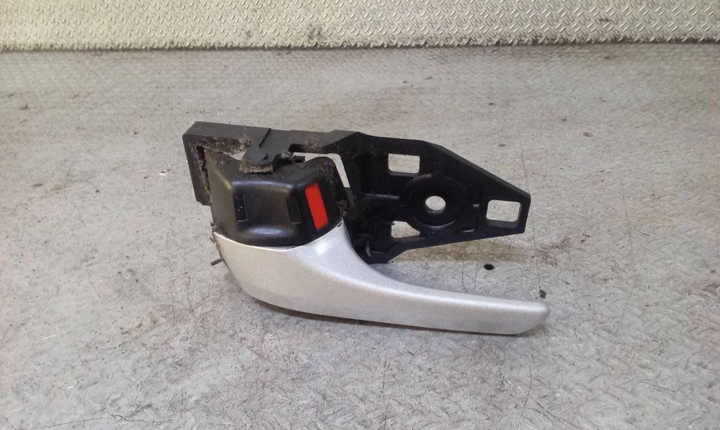 Front door interior handle – front left