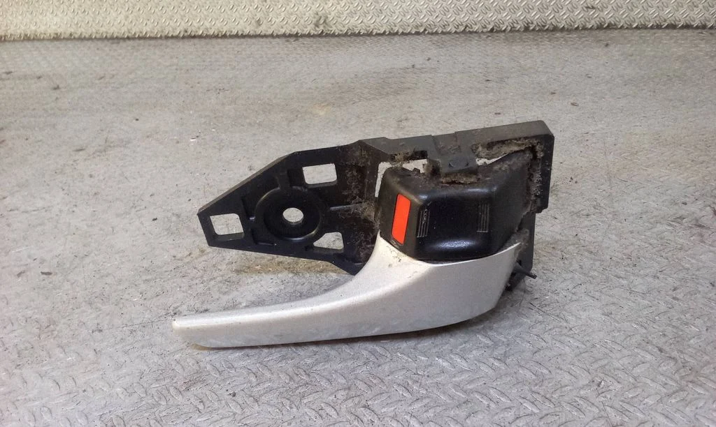 Front door interior handle – front right