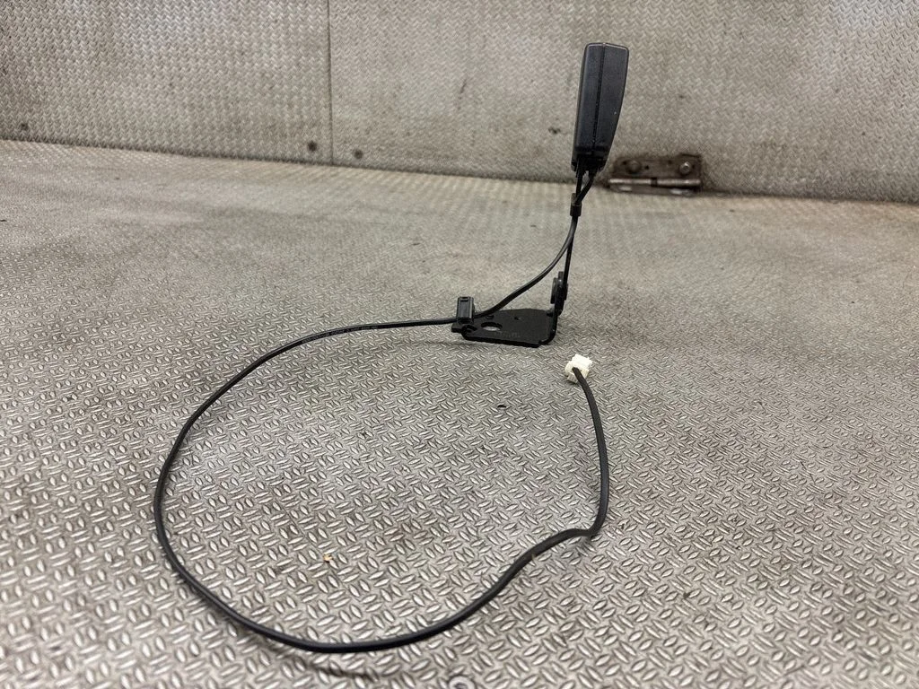 Rear seatbelt buckle 34069578B