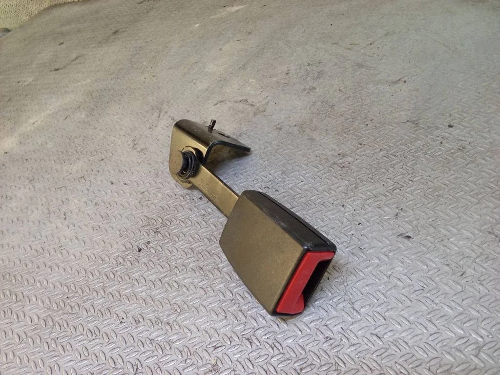 Rear seatbelt buckle 722085802