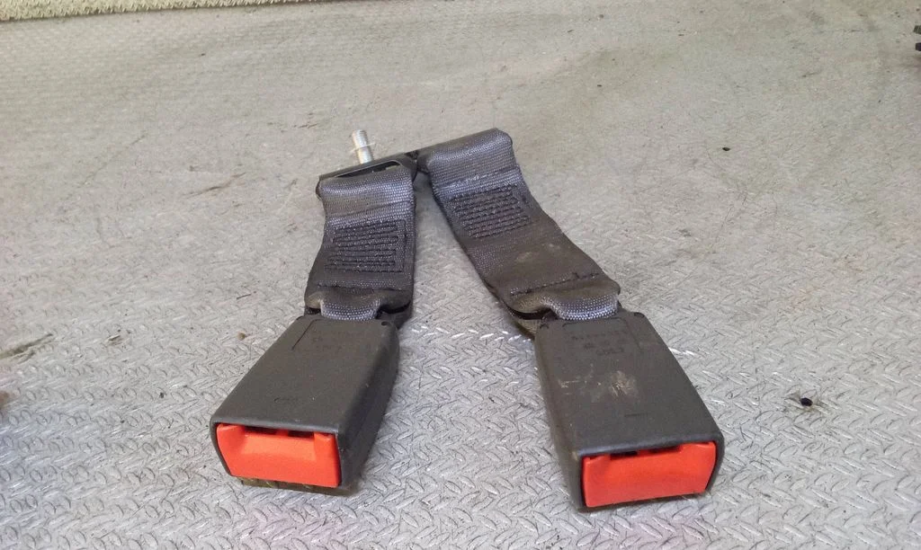 Middle seatbelt buckle (rear) 33044910