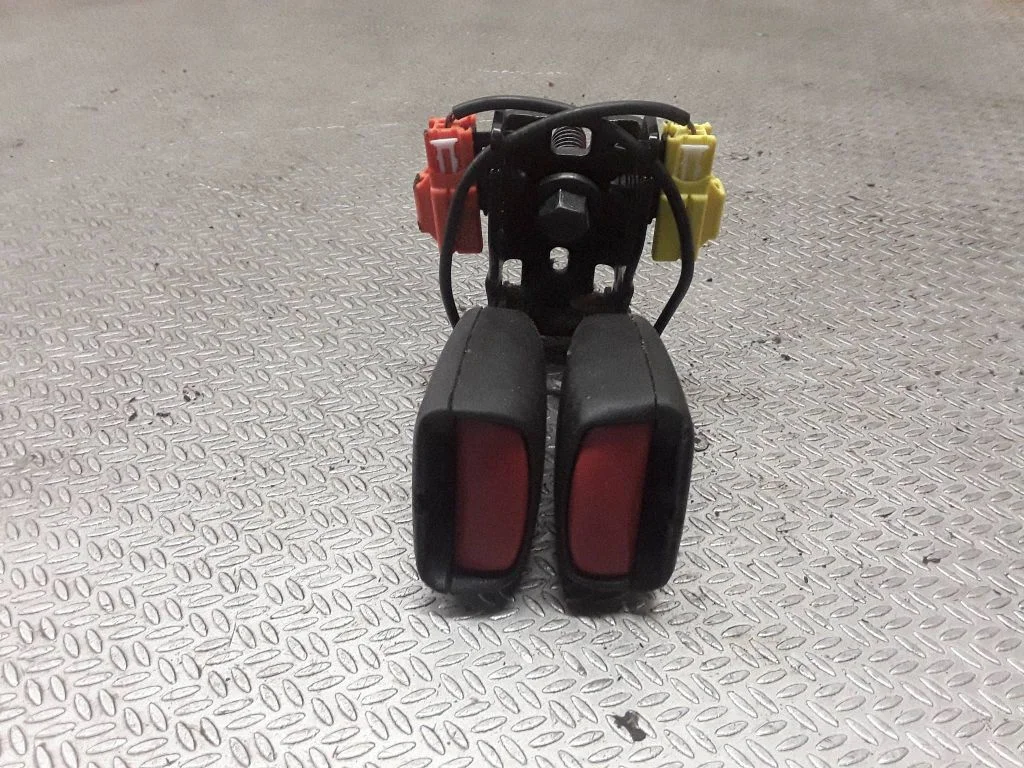 Middle seatbelt buckle (rear)
