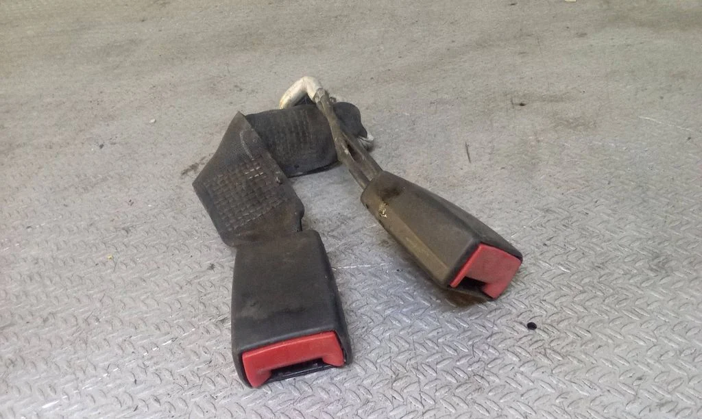 Middle seatbelt buckle (rear) 2108600669