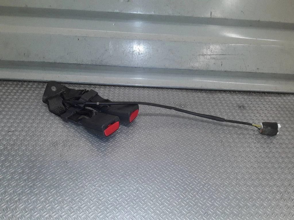 Vidējās drošības jostas sprādze (aizmugurē)