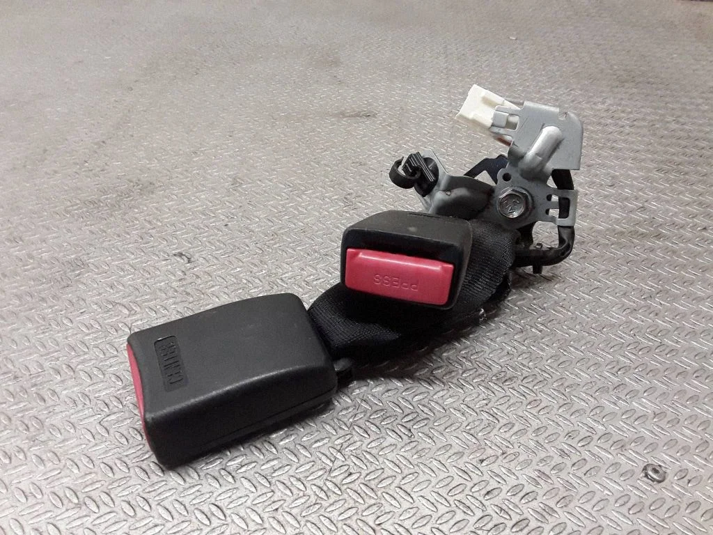 Middle seatbelt buckle (rear) – Mazda 6 (2013-2016)