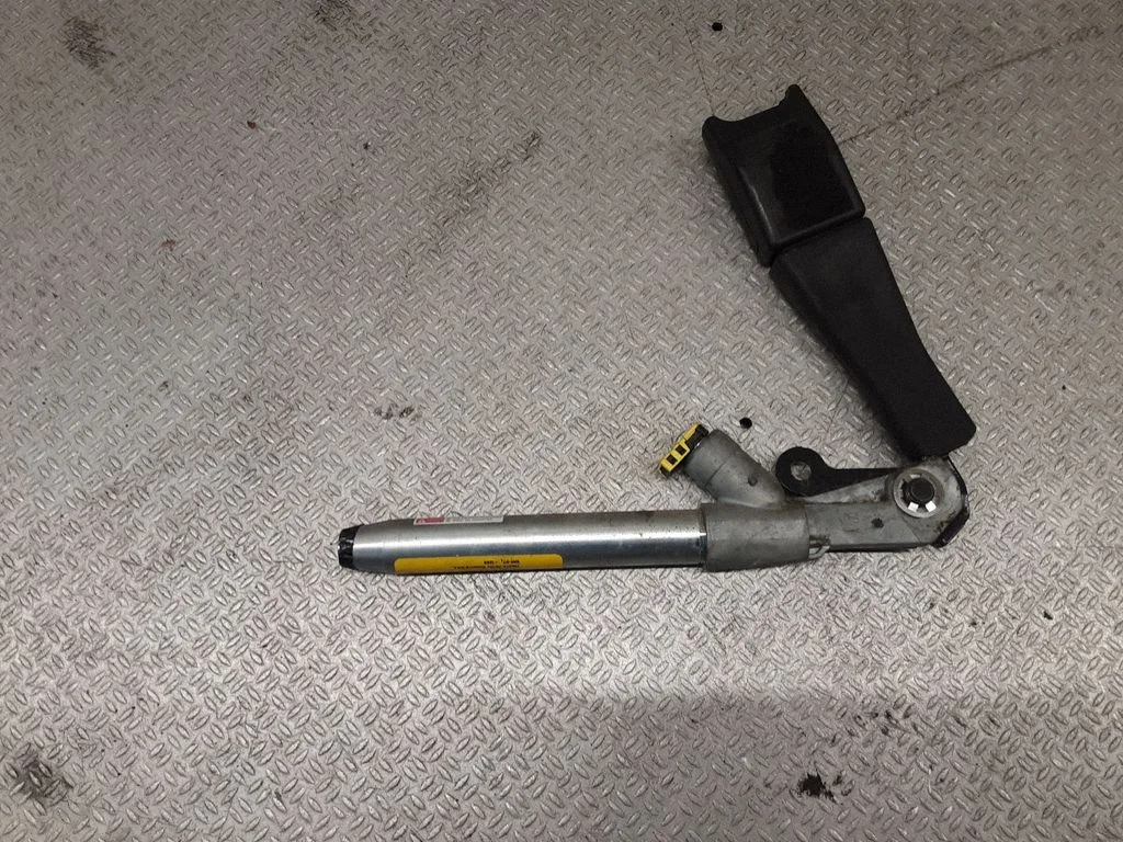 Front seatbelt buckle 305536910AC