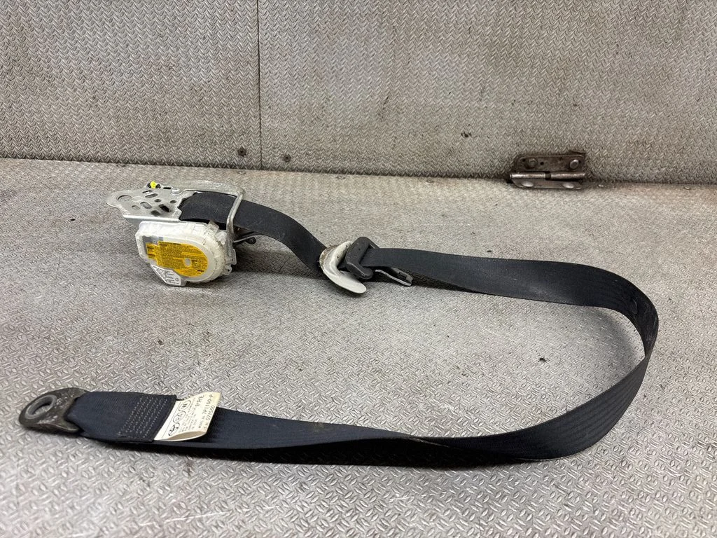 Front seatbelt – Toyota Corolla Verso AR10 (2004-2009)