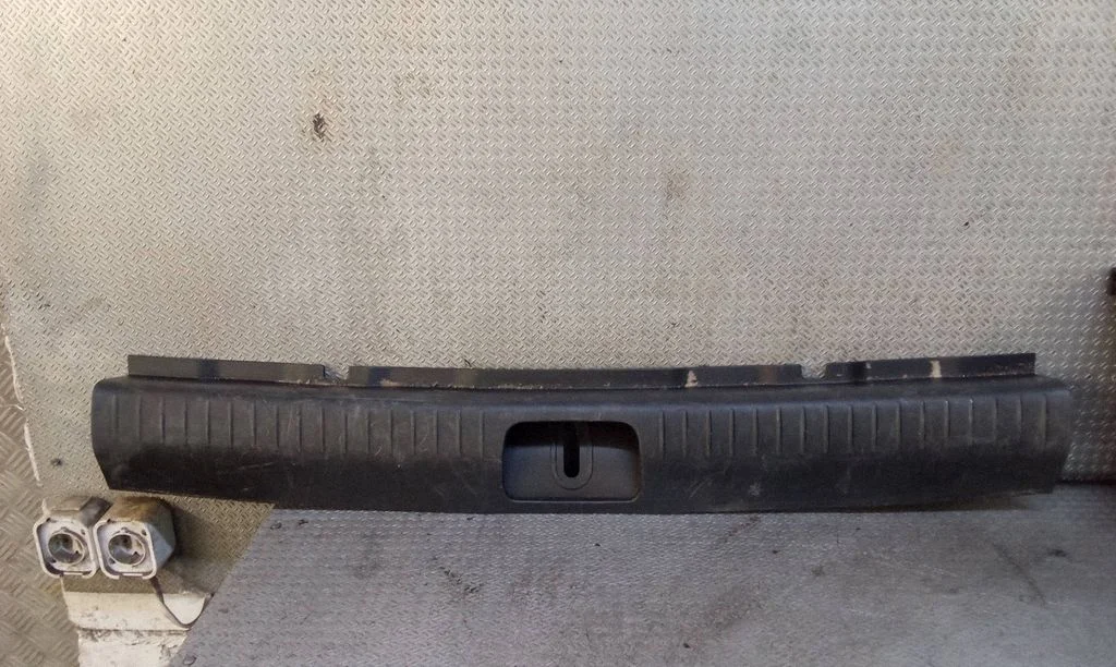Trunk/boot sill cover protection