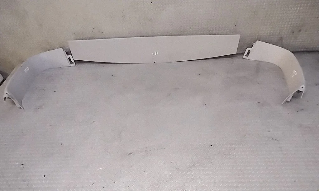 Tailgate/trunk upper cover trim