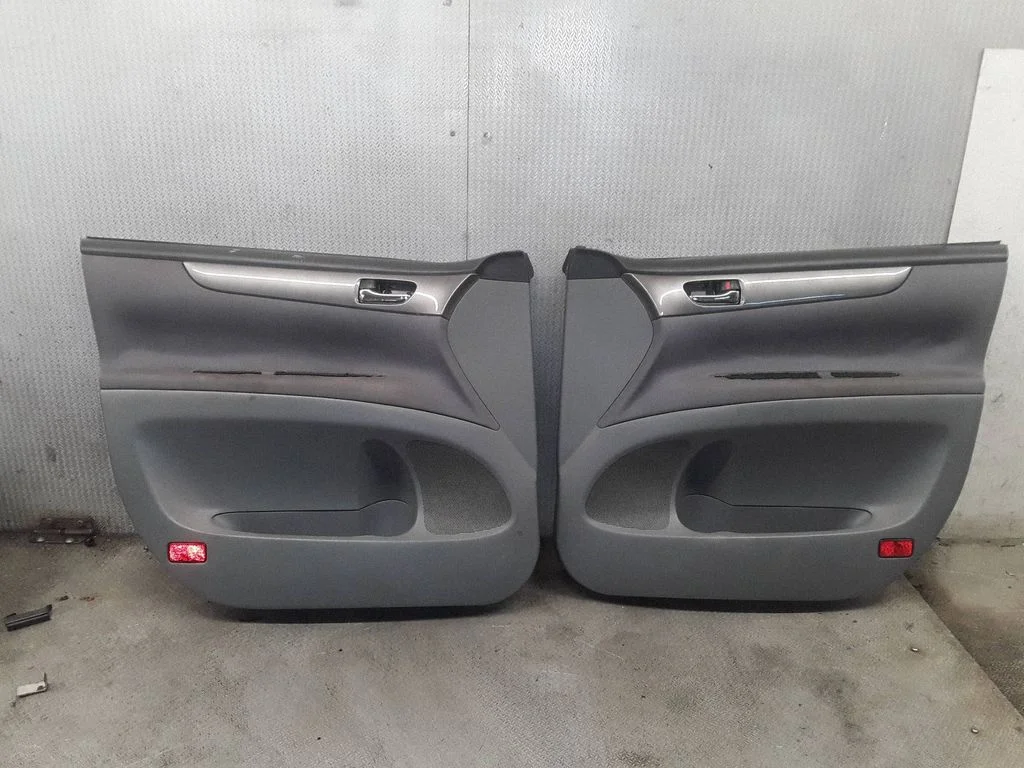 Door card panel trim set – Toyota Avensis T250 (2003-2006)