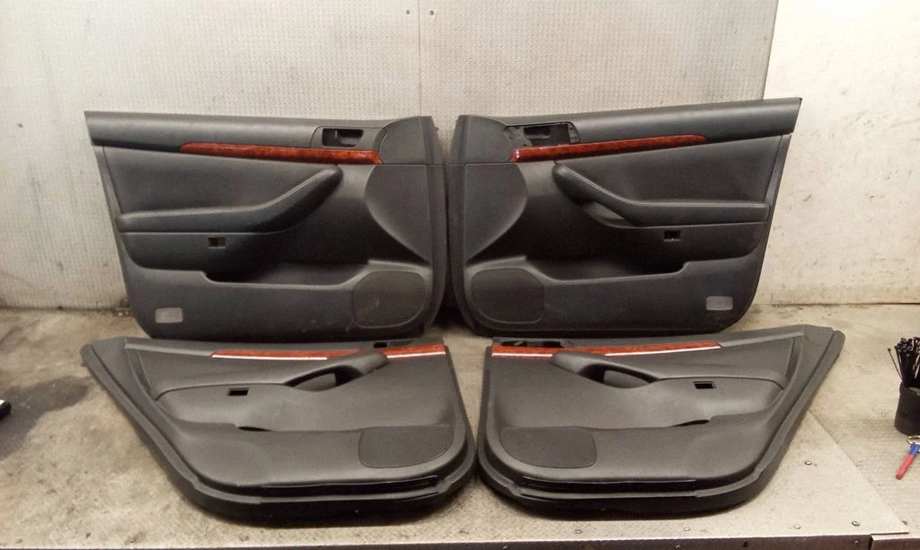Door card panel trim set – Toyota Avensis T250 (2003-2006)