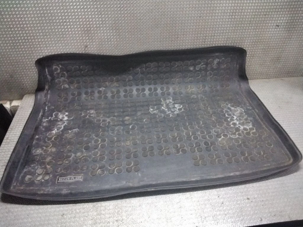 Pagasiruumi kummimatt – Volkswagen Golf Plus (2005-2013)