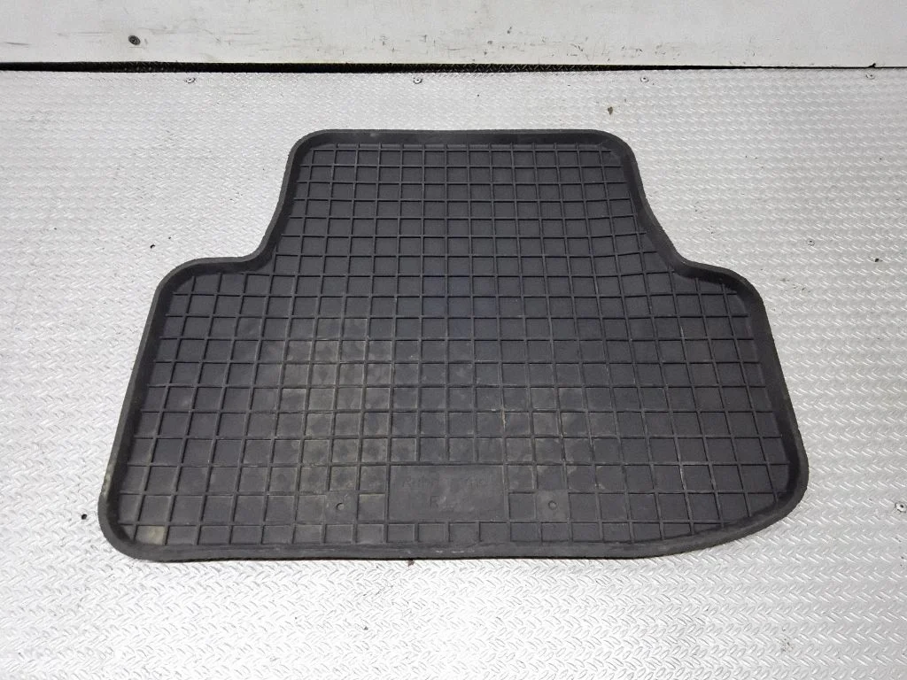Rear floor mat