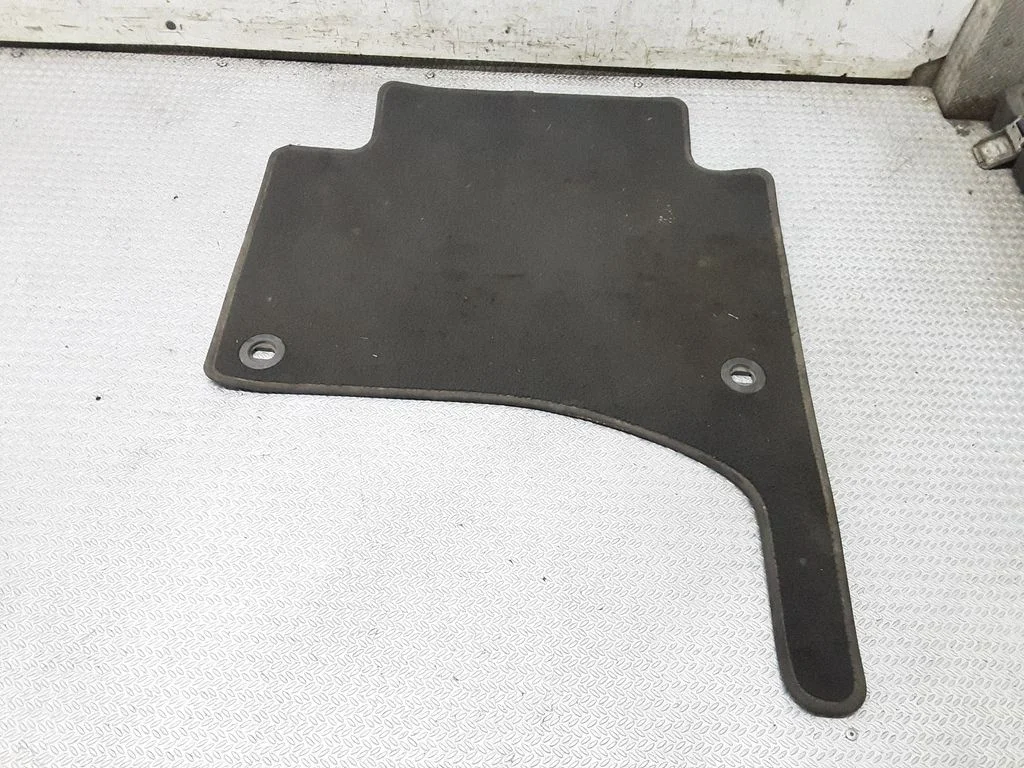 Rear floor mat – right