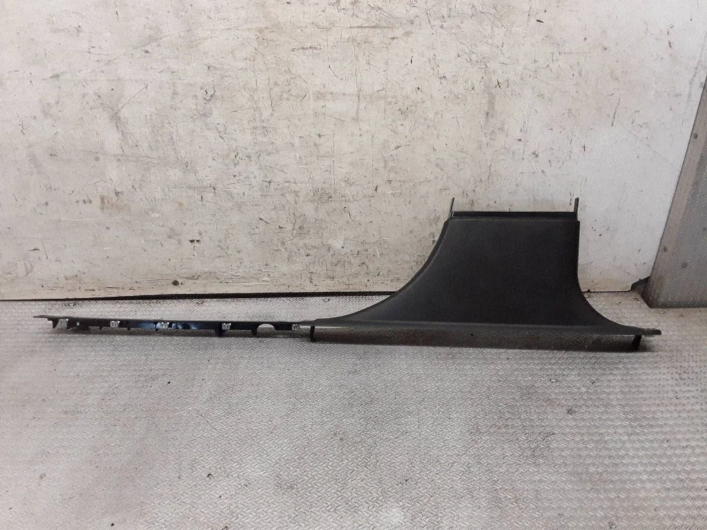 (B) pillar trim (bottom) A1646803235