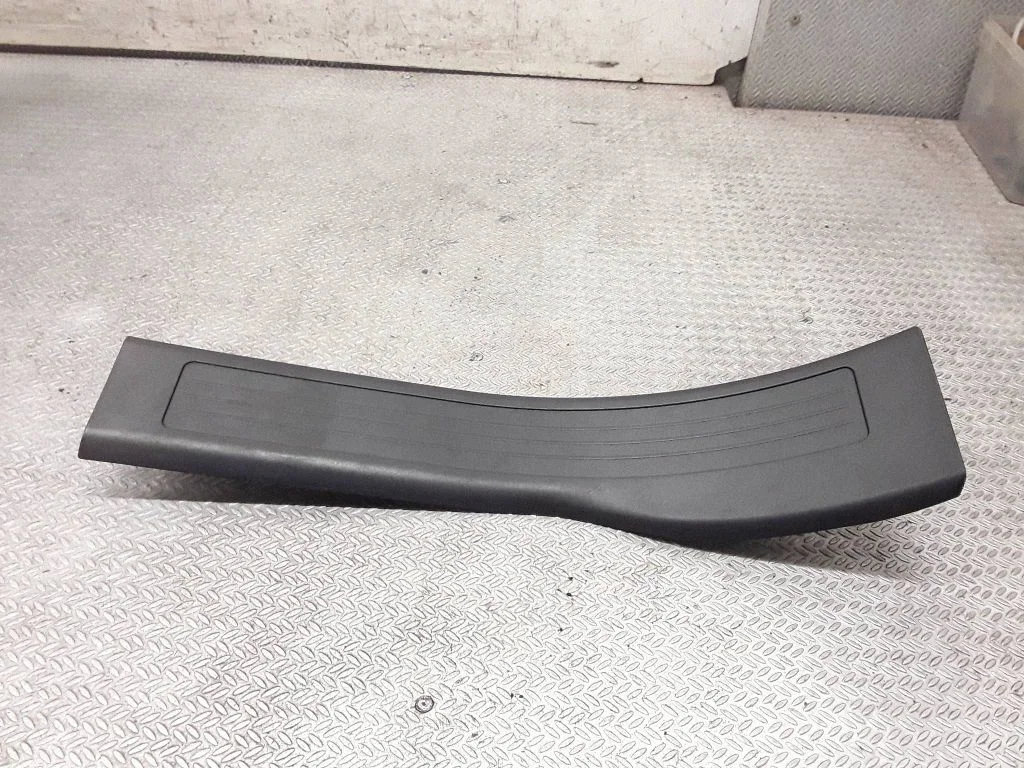 Rear sill trim cover A1646801235
