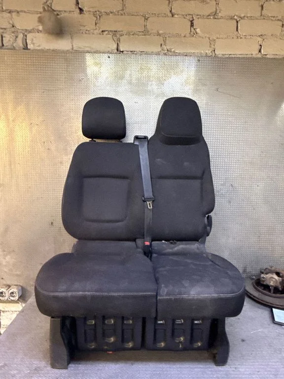 Eesmine kaheistmeline iste – Renault Trafic III (X82) (2014-)
