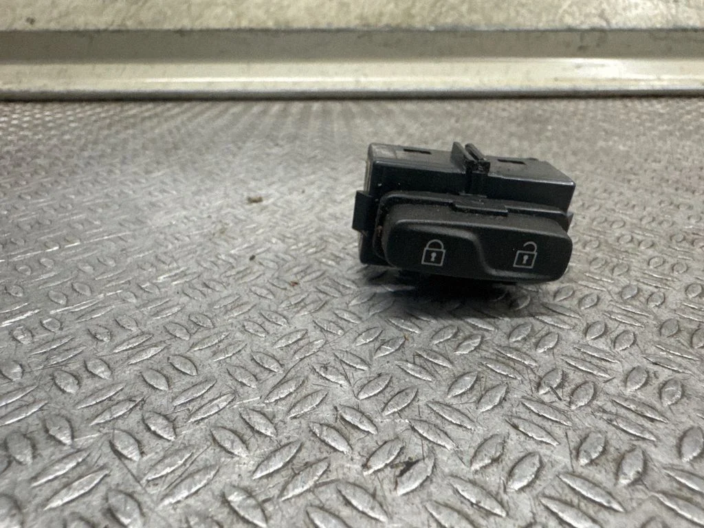 Central locking switch button – Volvo V70 (2008-2013)