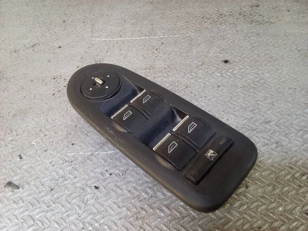 Elektrisko logu slēdzis 8M5T14A132AC