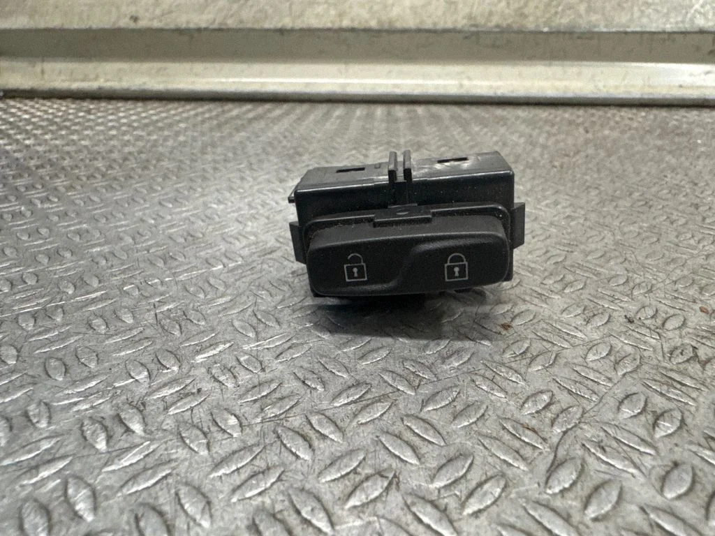 Central locking switch button – Volvo V70 (2008-2013)