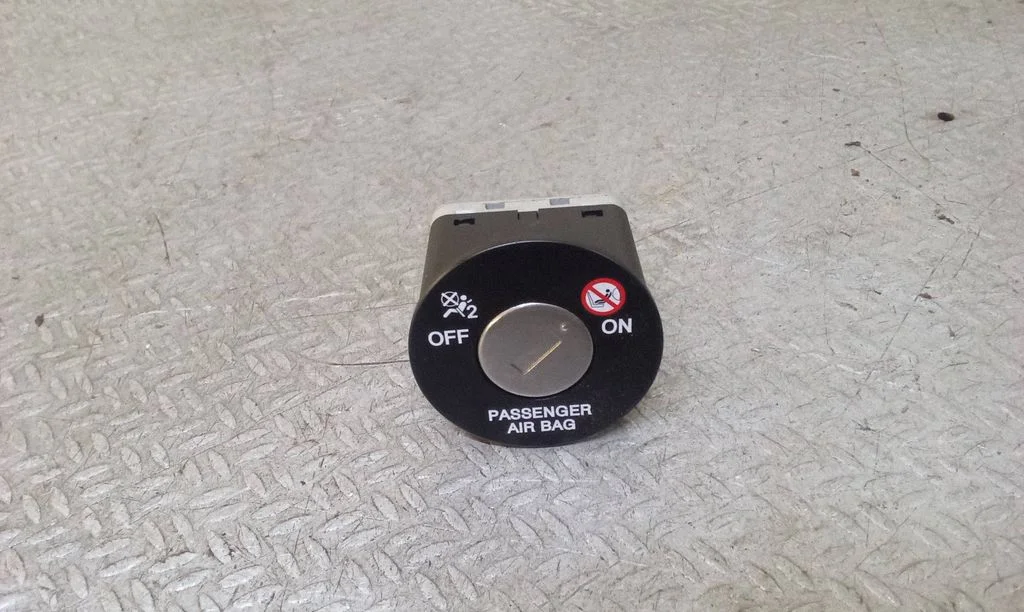 Passenger airbag on/off switch