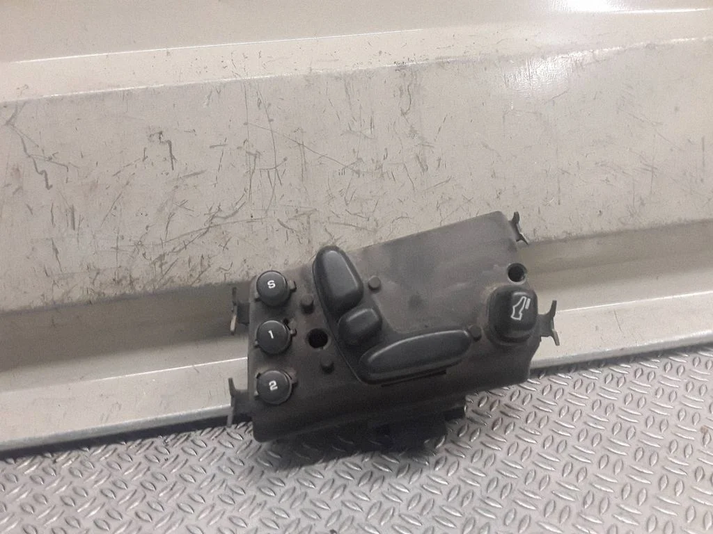 Seat control switch 0YD07TRMAC