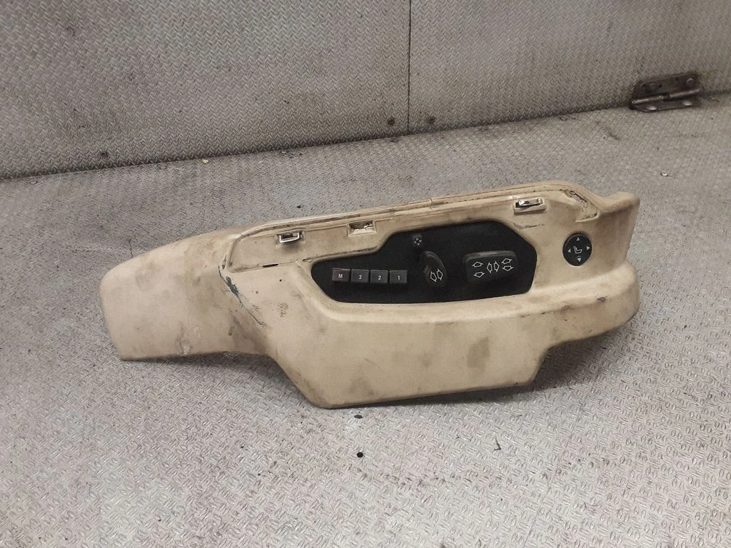Seat control switch – front right