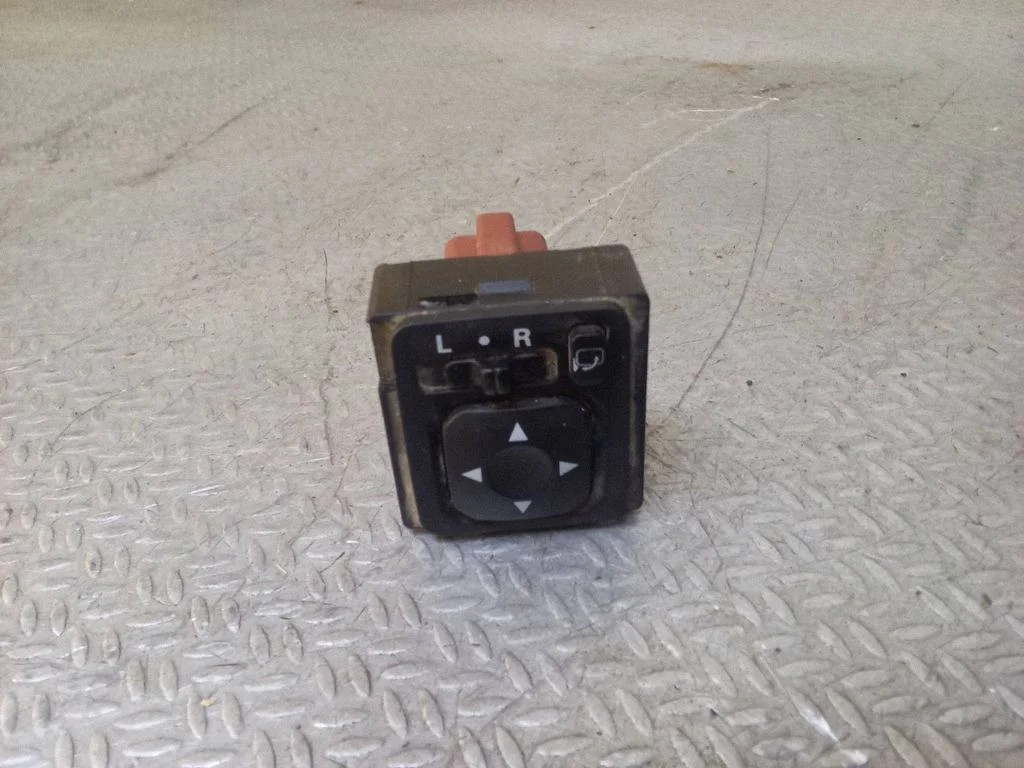 Wing mirror switch