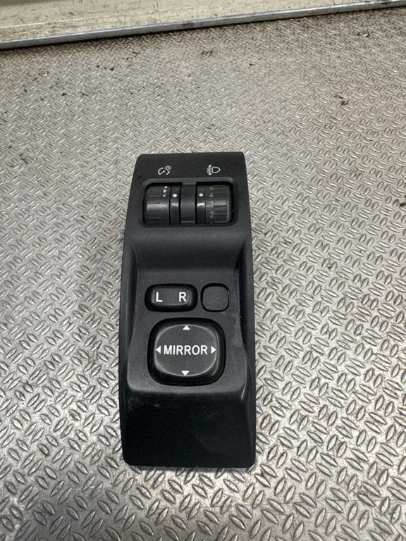 Wing mirror switch 83002FG000