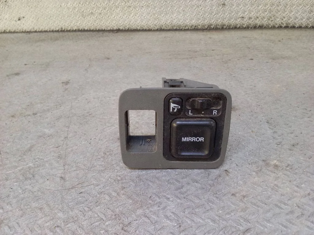 Wing mirror switch M19628