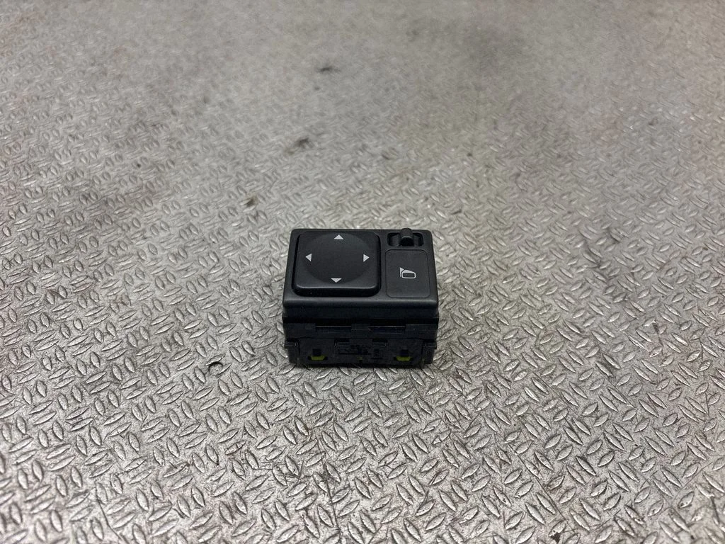 Wing mirror switch