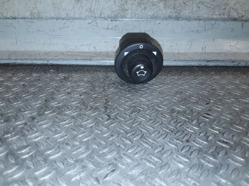 Küljepeeglite lüliti 93BG17B676BB