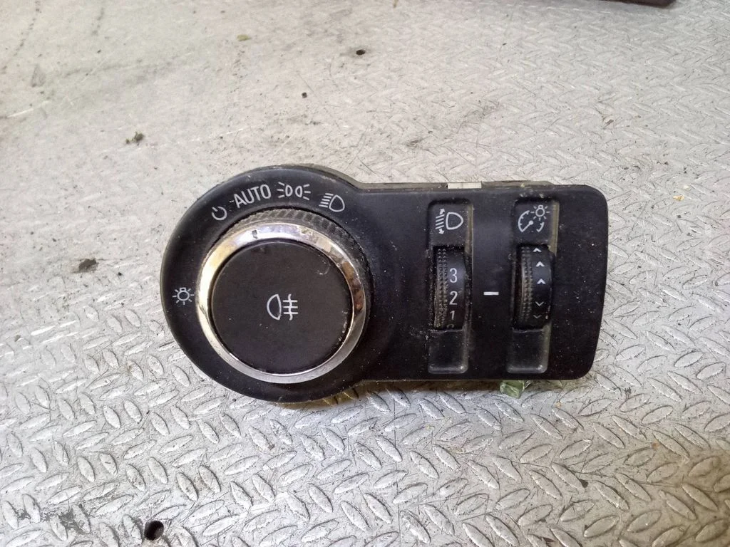 Light switch 13268704