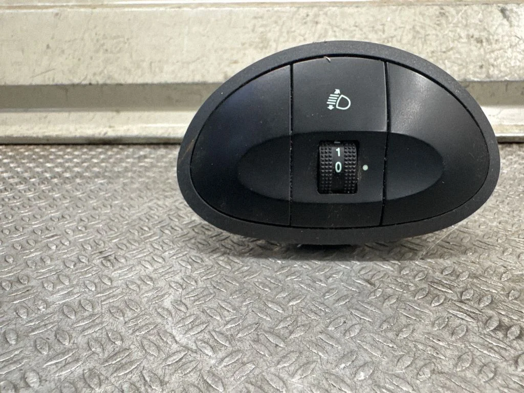 Lukturu augstuma regulēšanas slēdzis 9339526000