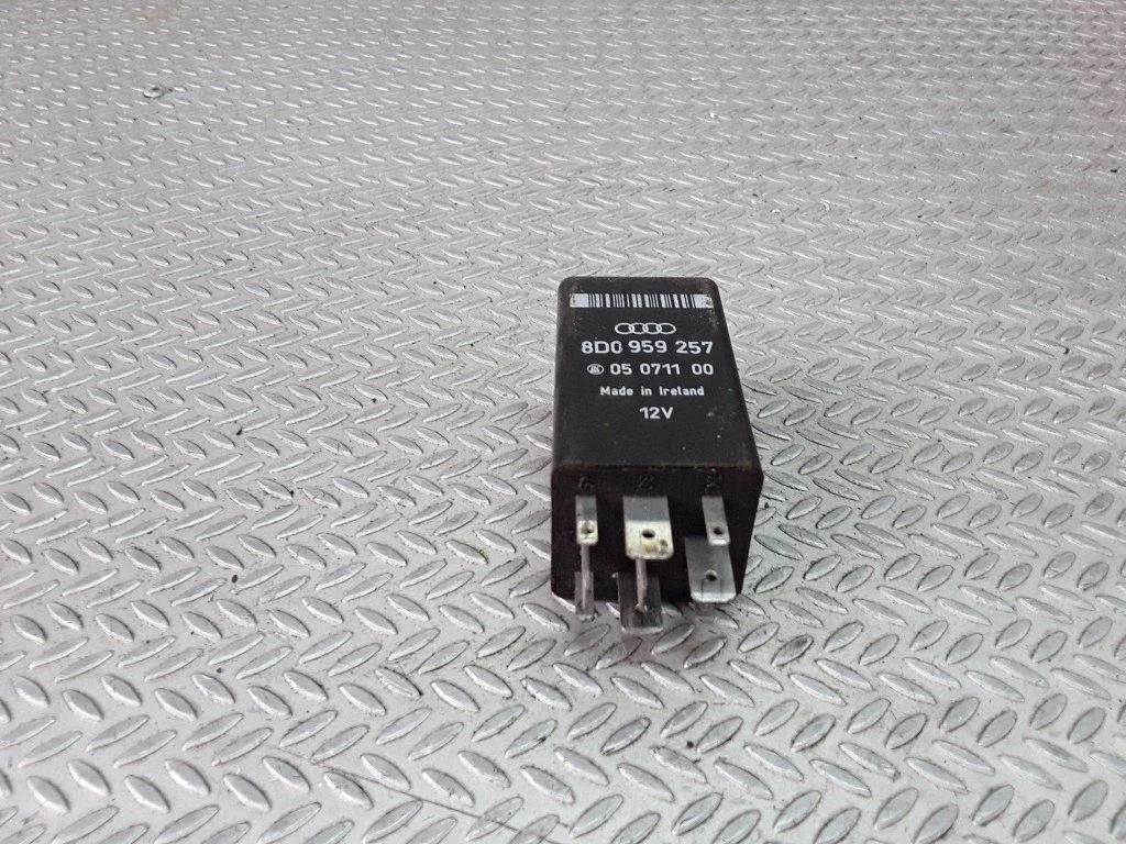 Electric power window relay – Audi A8 S8 D2 4D (1994-2002)