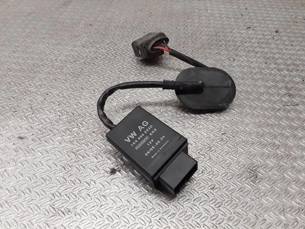 Fuel pump relay – Volkswagen Passat B5.5 (2001-2005)