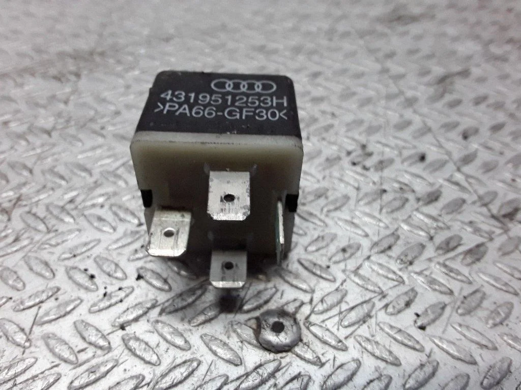 Signaalitoru relee – Audi A8 S8 D2 4D (1994-2002)