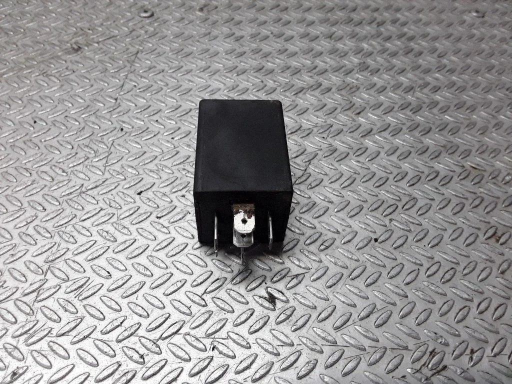 Klaasipuhastite intervallrelee – Audi A8 S8 D2 4D (1994-2002)