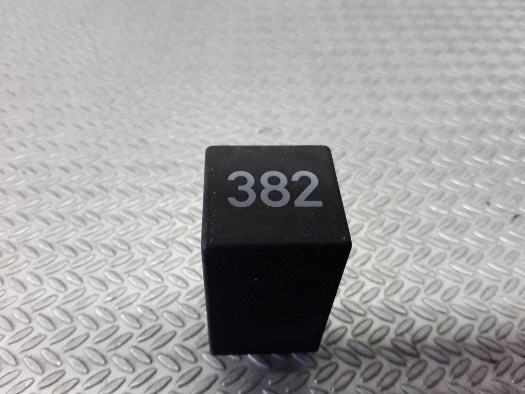 Interior lighting relay – Audi A8 S8 D2 4D (1994-2002)