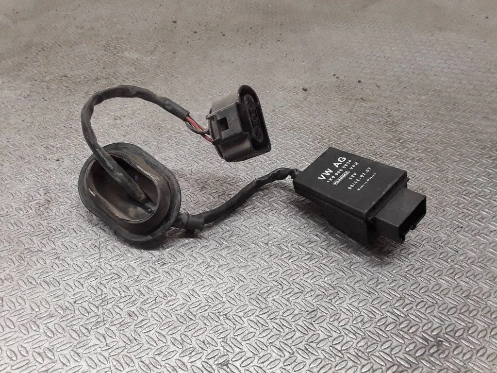 Fuel injection pump control unit/module 1K0906093F