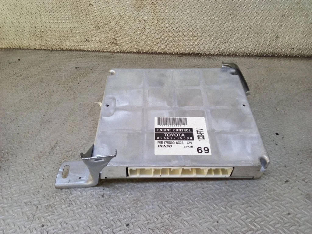 Dzinēja vadības bloks 8966105690