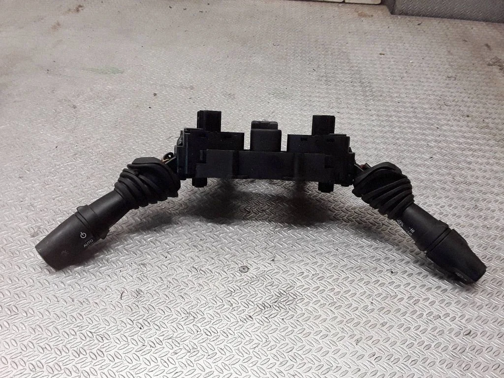 Wiper turn signal indicator stalk/switch